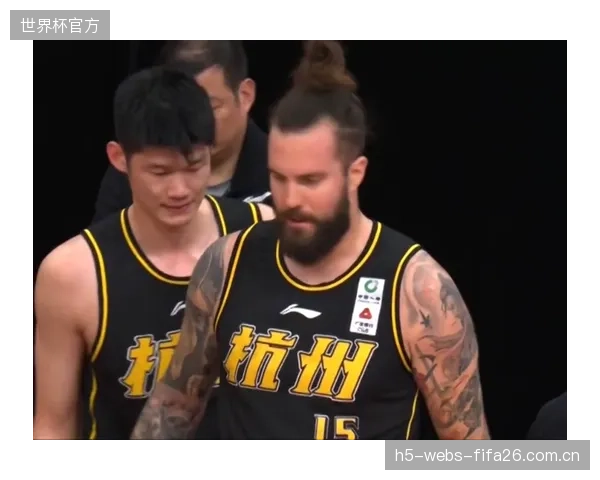 罚球线上的较量：上海队冲击内线造杀伤能力考验广厦全队专注度。
